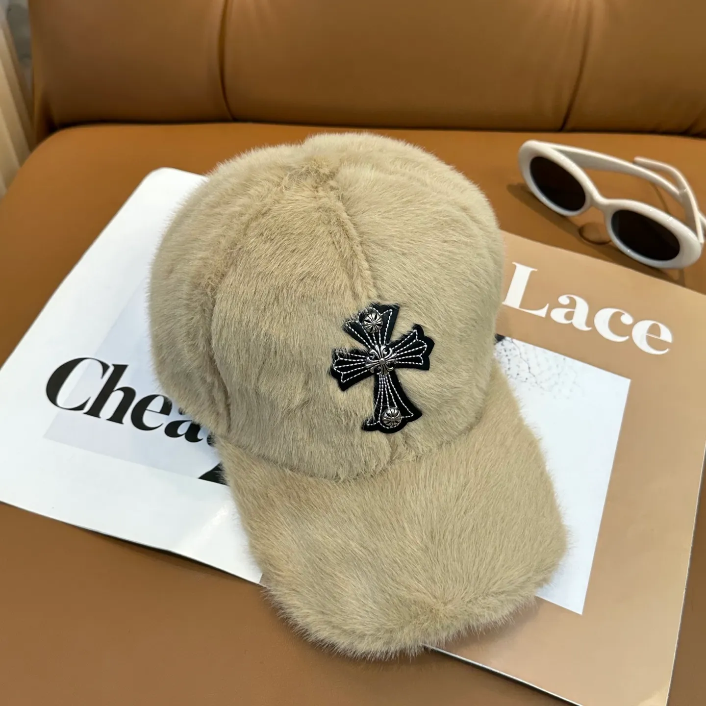 P66 Crow Heart's new autumn and winter baseball cap. It is full of autumn and winter atmosphere. The quality is great. The deepening of the hat shape makes it more elegant. It is very nice for both men and women. It is a classic among classics. It goes well with daily wear. Casual and fashionable.